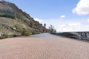 Penthouse Apartment Set in Picturesque Location with Sea Views