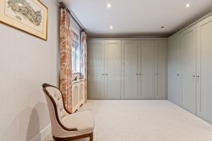 Large Family Home In Outstanding, Walk In Condition