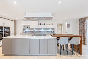 Large Family Home In Outstanding, Walk In Condition