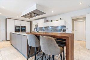 Large Family Home In Outstanding, Walk In Condition