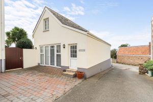 Immaculate home opposite the beach near Le Hocq