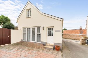 Immaculate home opposite the beach near Le Hocq