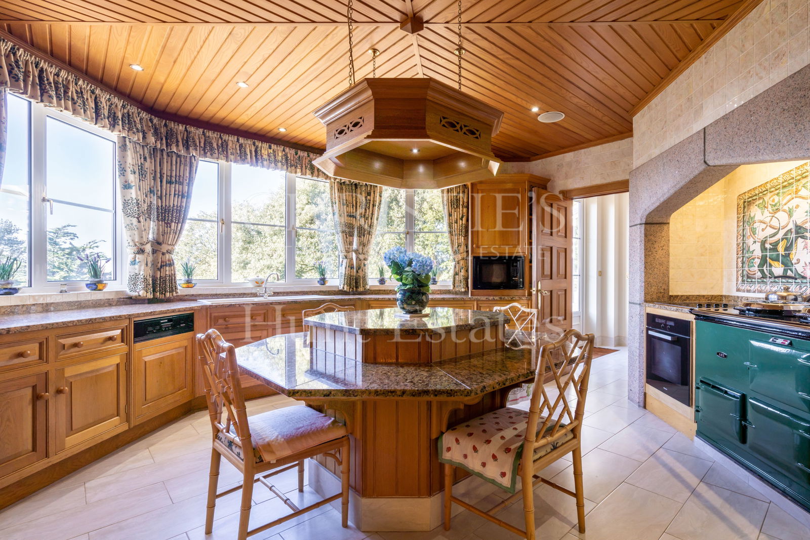 8 Bedroom Single Family Home/House's Image 17