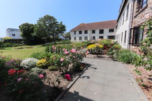 OVER 50&rsquo;S PURPOSE BUILT ONE BED APARTMENT