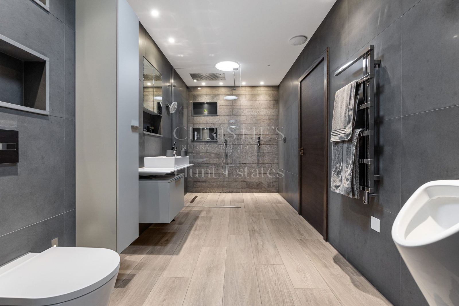 5 Bedroom Single Family Home/House's Image 26