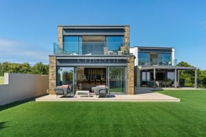 Luxurious Modern Home in Private Setting with Sea Views