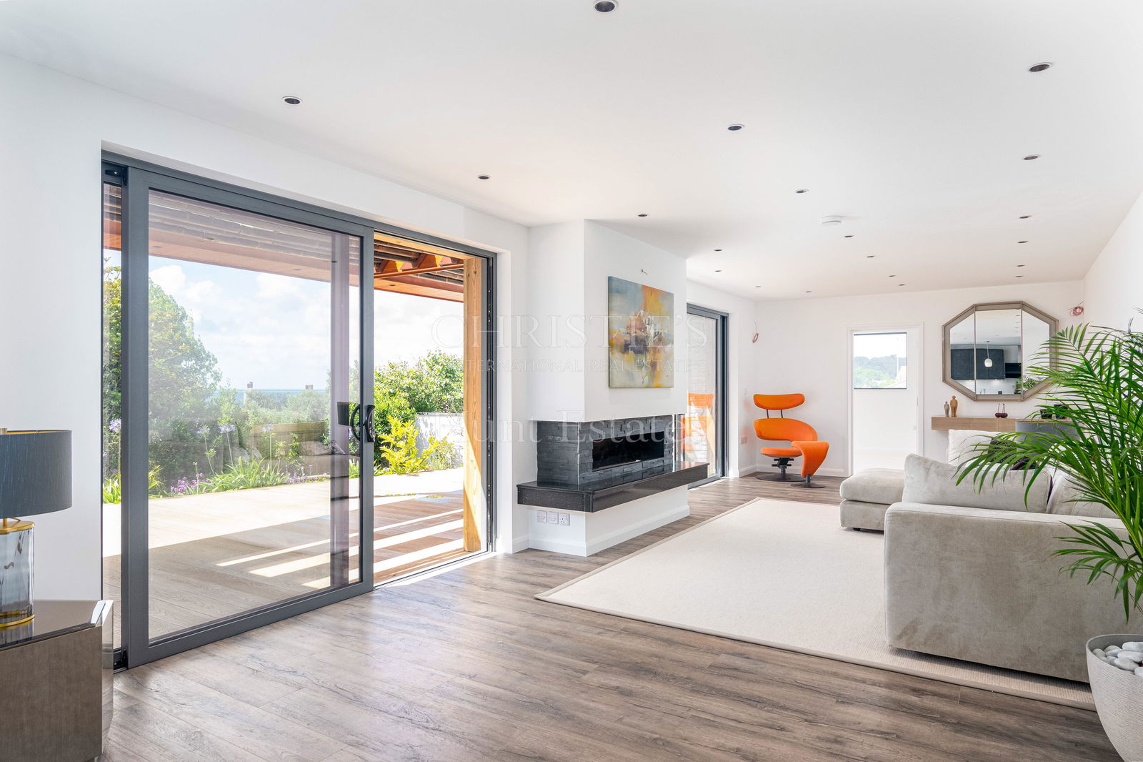 6 Bedroom Single Family Home/House's Image 3
