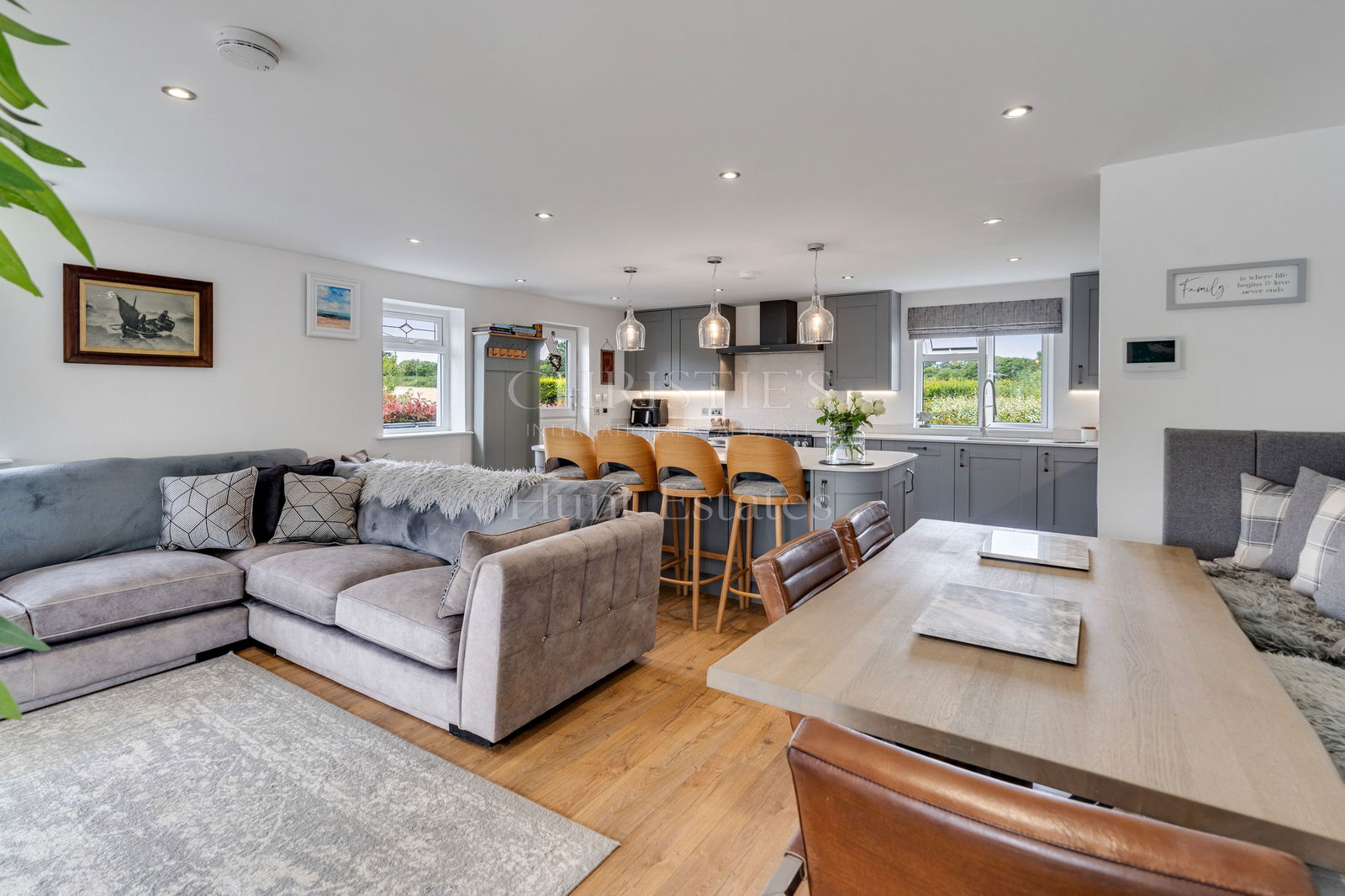 4 Bedroom Single Family Home/House's Image 3