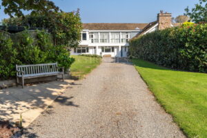 COUNTRY HOME WITH GATED ENTRANCE, GARDEN AND POOL