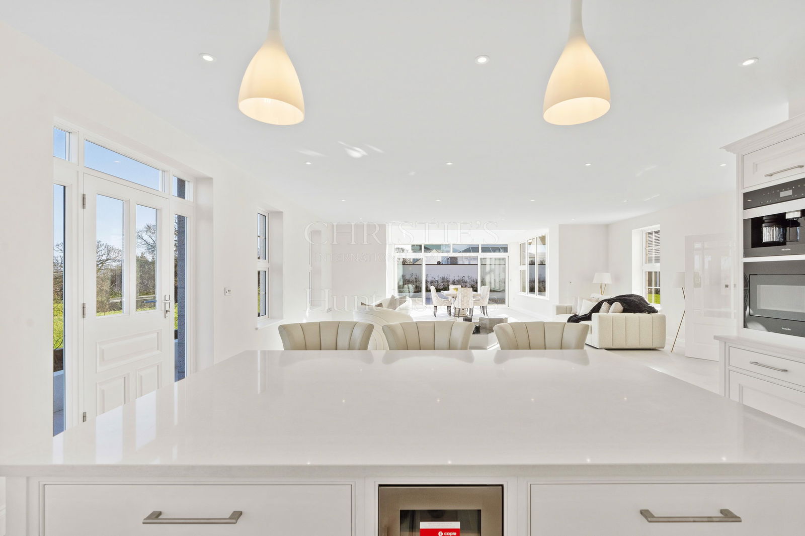 6 Bedroom Single Family Home/House's Image 3
