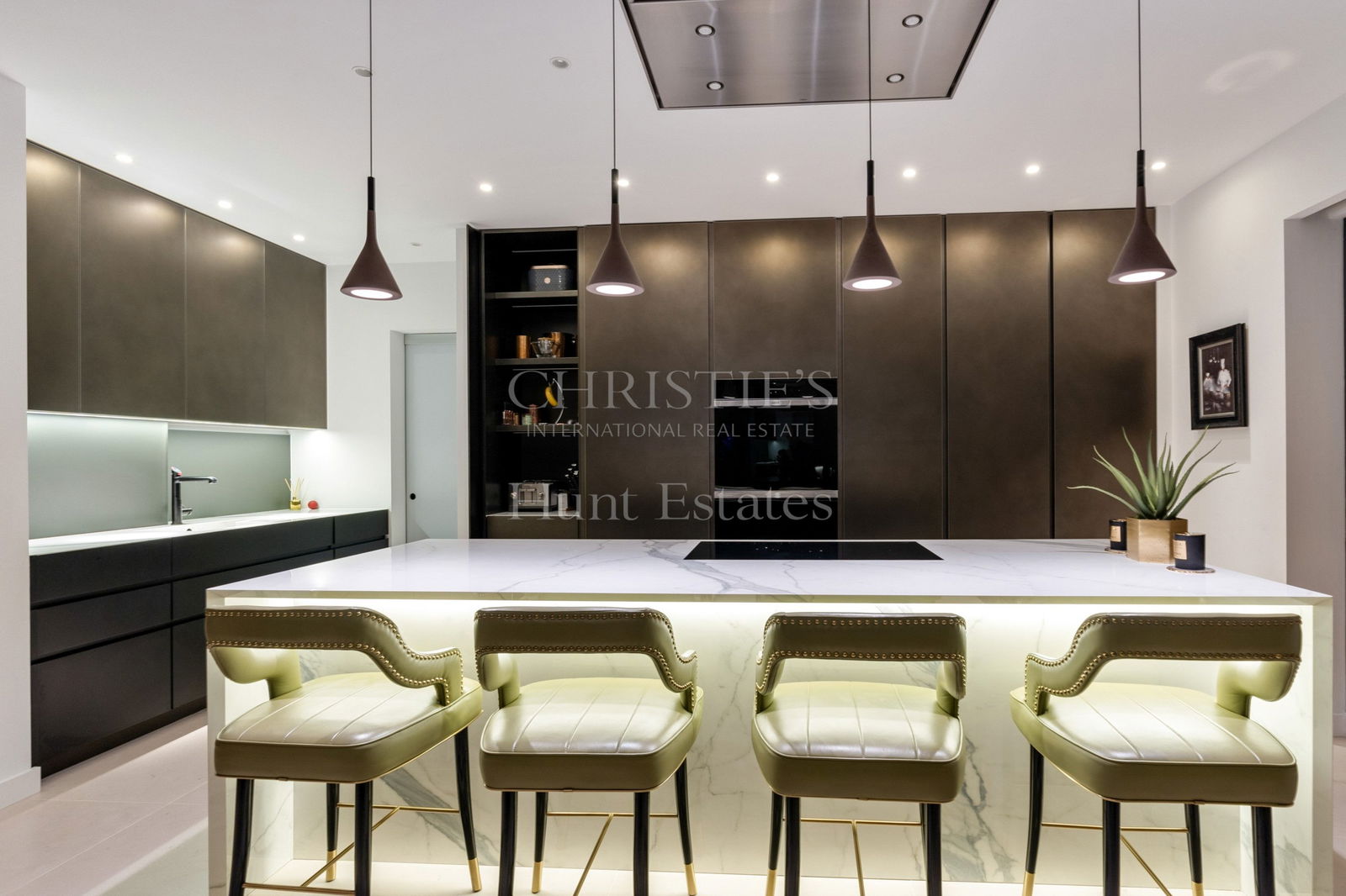 5 Bedroom Single Family Home/House's Image 3