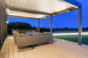 Luxurious Modern Home in Private Setting with Sea Views