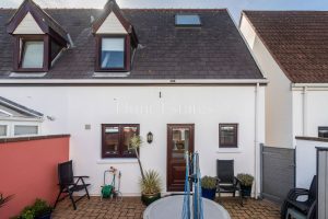 Delightful 2 Bedroom Cottage Near The Beach