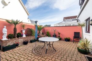 Delightful 2 Bedroom Cottage Near The Beach