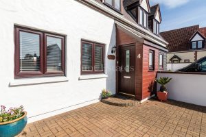 Delightful 2 Bedroom Cottage Near The Beach