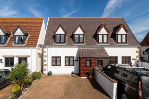 Delightful 2 Bedroom Cottage Near The Beach