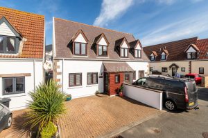 Delightful 2 Bedroom Cottage Near The Beach