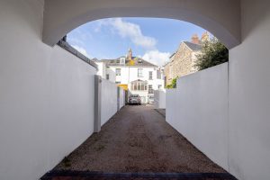 Six Bedroom Townhouse - Two Generation Or Home With Income