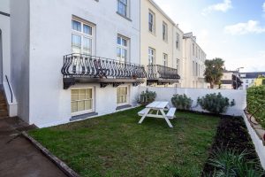 Six Bedroom Townhouse - Two Generation Or Home With Income