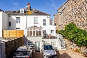 Six Bedroom Townhouse - Two Generation Or Home With Income