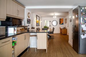 Six Bedroom Townhouse - Two Generation Or Home With Income