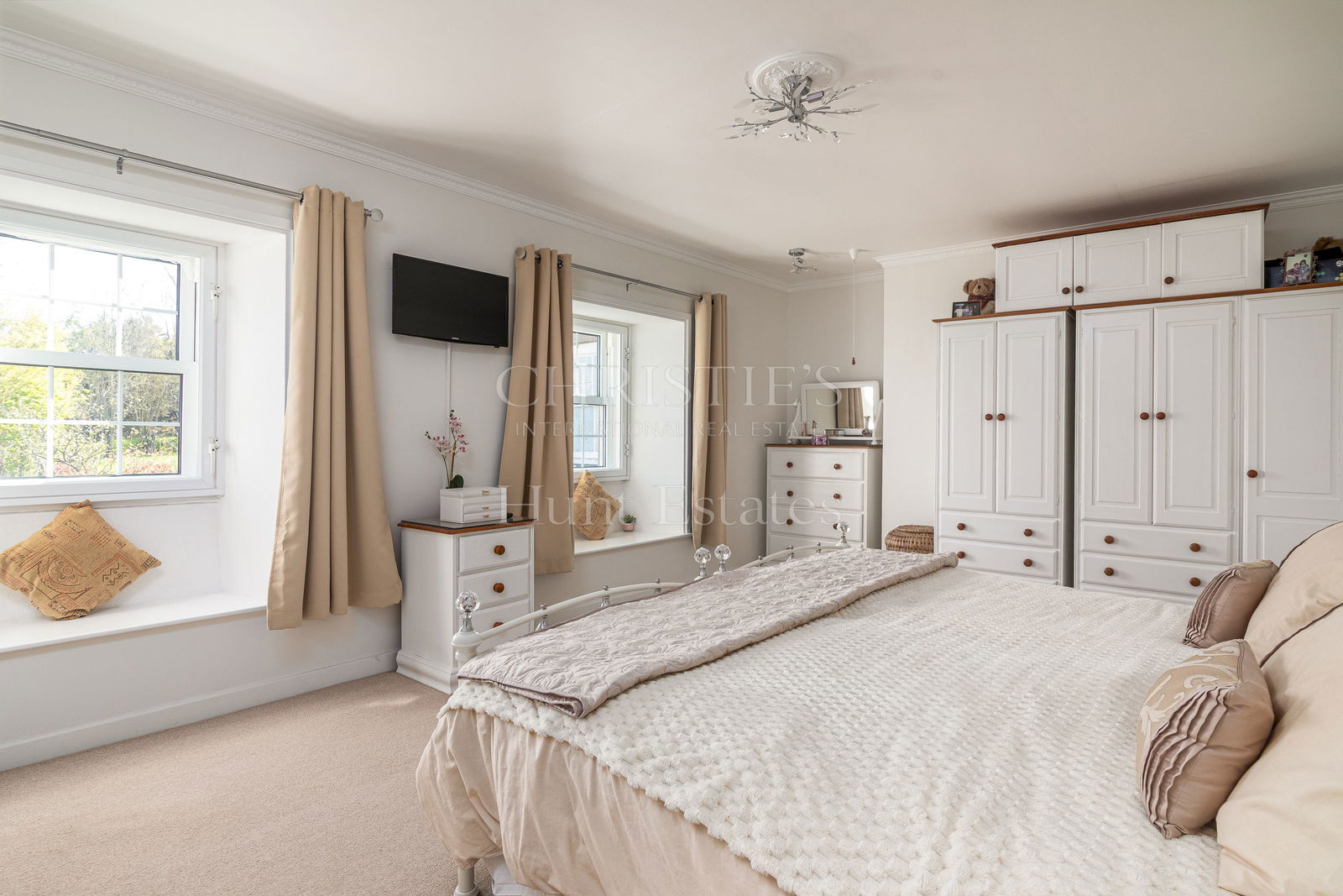 6 Bedroom Single Family Home/House's Image 11