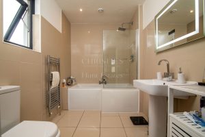 Spacious Four-Bedroom Detached Family Home in Quiet Cul-de-Sac