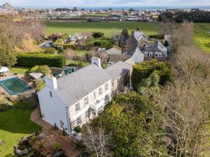 Beautiful Home Set in Picturesque Grounds