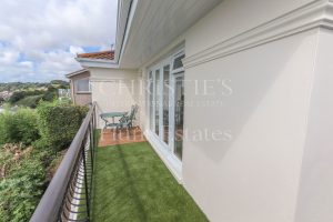 Modern Two-Bedroom House With Enviable Views &nbsp;