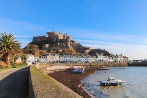Modern Two-Bedroom House With Enviable Views &nbsp;