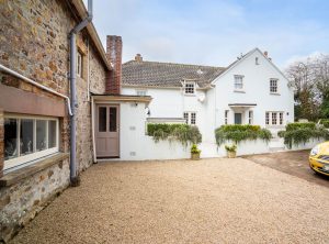 AN IMPRESSIVE FAMILY HOME WITH EXTENSIVE GROUNDS, POOL, AND TENNIS COURT