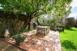 AN IMPRESSIVE FAMILY HOME WITH EXTENSIVE GROUNDS, POOL, AND TENNIS COURT