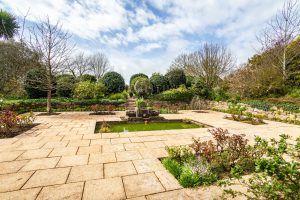 AN IMPRESSIVE FAMILY HOME WITH EXTENSIVE GROUNDS, POOL, AND TENNIS COURT