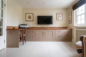 AN IMPRESSIVE FAMILY HOME WITH EXTENSIVE GROUNDS, POOL, AND TENNIS COURT