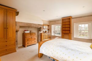 AN IMPRESSIVE FAMILY HOME WITH EXTENSIVE GROUNDS, POOL, AND TENNIS COURT