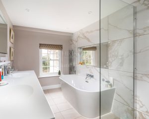 AN IMPRESSIVE FAMILY HOME WITH EXTENSIVE GROUNDS, POOL, AND TENNIS COURT