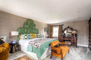 AN IMPRESSIVE FAMILY HOME WITH EXTENSIVE GROUNDS, POOL, AND TENNIS COURT