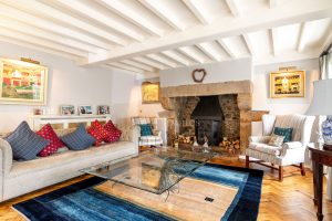 AN IMPRESSIVE FAMILY HOME WITH EXTENSIVE GROUNDS, POOL, AND TENNIS COURT