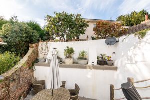 Granite Cottage In Sought After Location