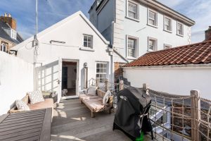 Granite Cottage In Sought After Location