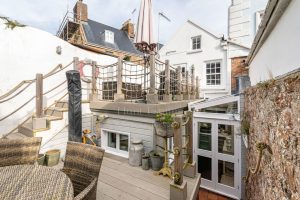 Granite Cottage In Sought After Location