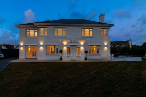 Detached Modern Residence Just A Short Walk To The Sea