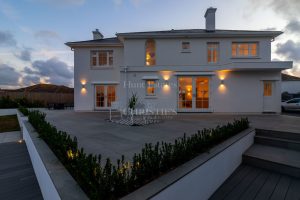 Detached Modern Residence Just A Short Walk To The Sea