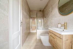 Detached Modern Residence Just A Short Walk To The Sea