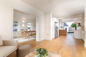 Detached Modern Residence Just A Short Walk To The Sea