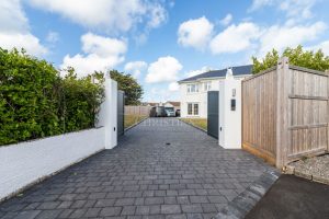 Detached Modern Residence Just A Short Walk To The Sea