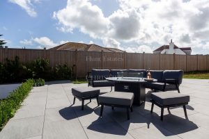 Detached Modern Residence Just A Short Walk To The Sea