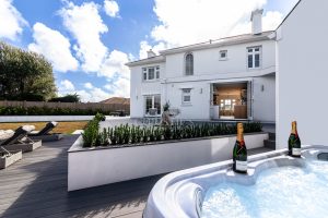 Detached Modern Residence Just A Short Walk To The Sea