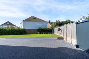 Detached Modern Residence Just A Short Walk To The Sea