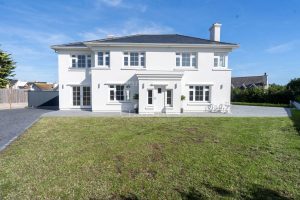 Detached Modern Residence Just A Short Walk To The Sea